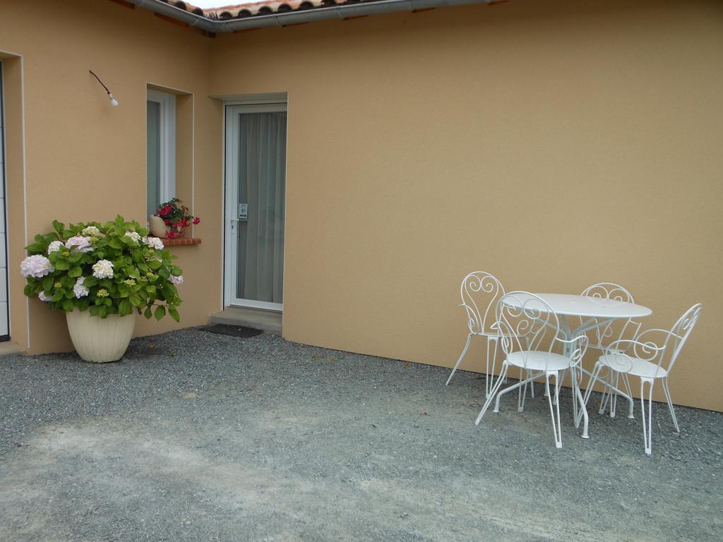 Chambre D'Hotes La Basse Gougeonniere Neuvy-en-Mauges Exterior foto